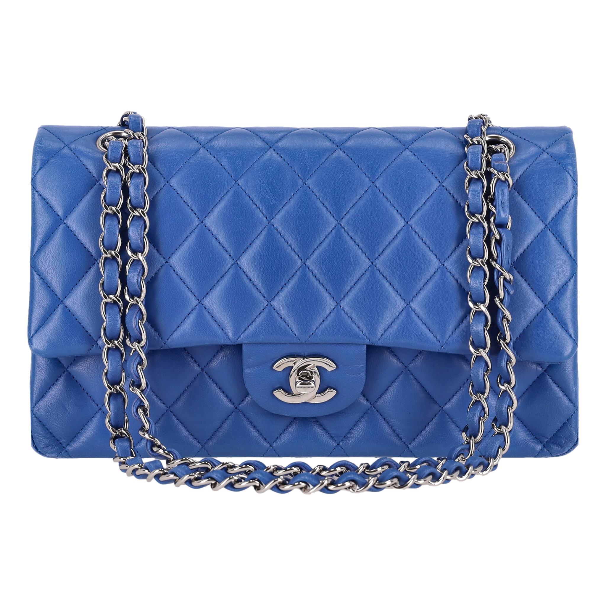 CHANEL ブルーキルティングバッグ Chanel Diamond Quilted Lambskin Medium Timeless Double Flap Bag