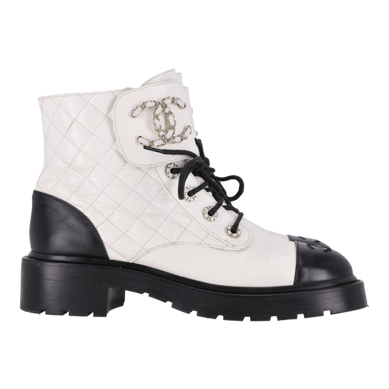 Chanel 'CC' Logo Shiny Goatskin Calfskin Diamond Quilted Combat Boots. Size 40