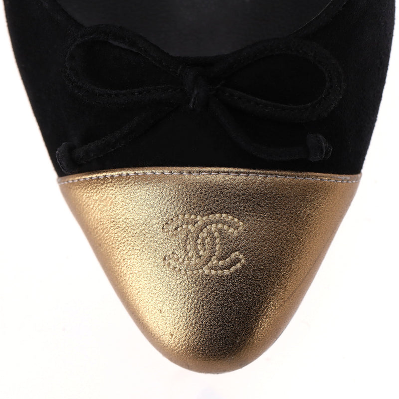 Chanel Suede Pumps With A Metallic 'CC' Logo Cap-Toe. Size 39.5
