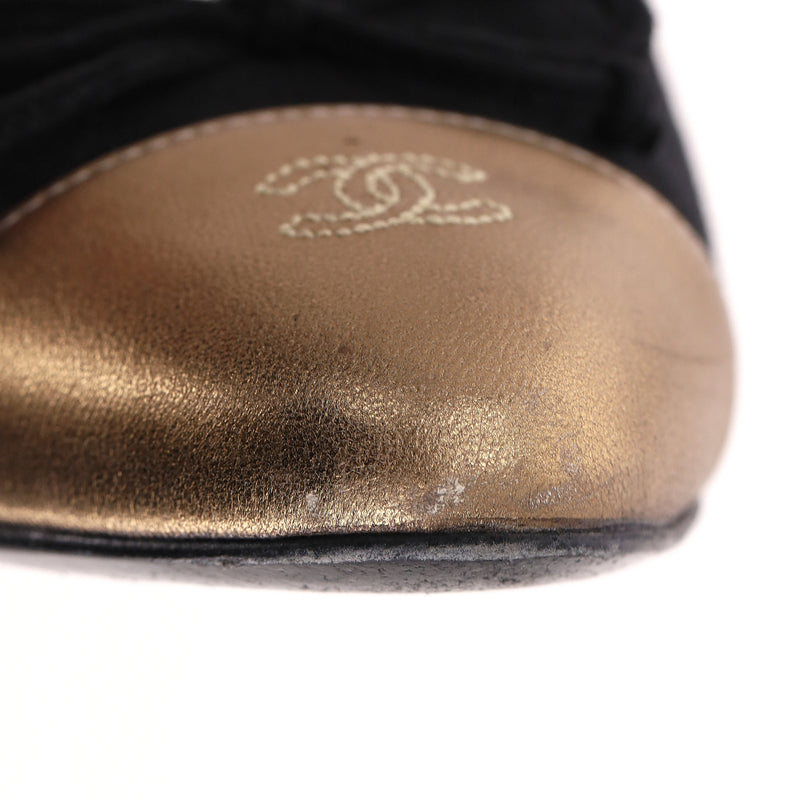 Chanel Suede Pumps With A Metallic 'CC' Logo Cap-Toe. Size 39.5