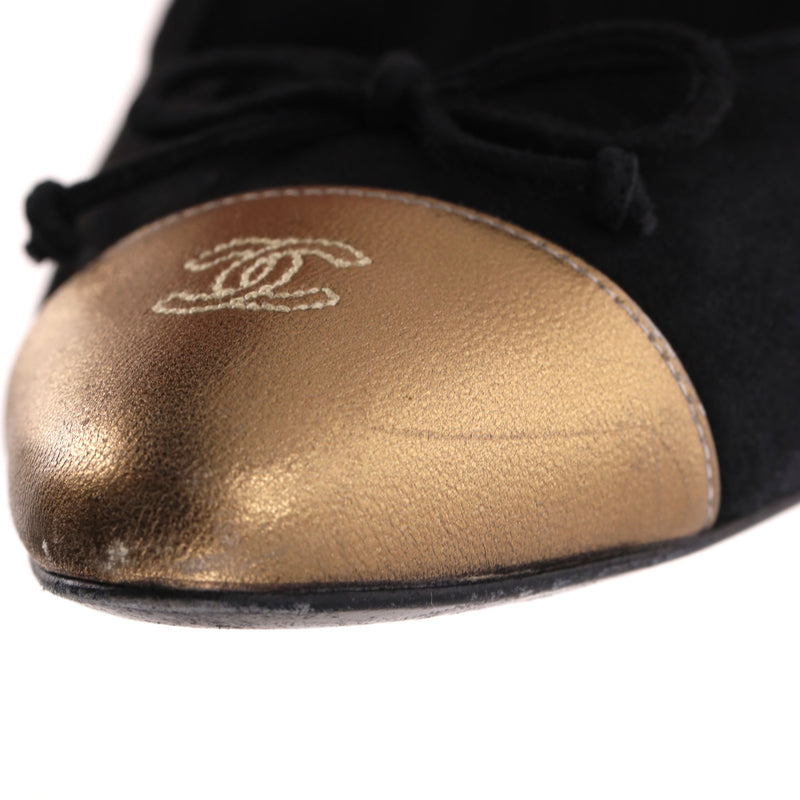 Chanel Suede Pumps With A Metallic 'CC' Logo Cap-Toe. Size 39.5