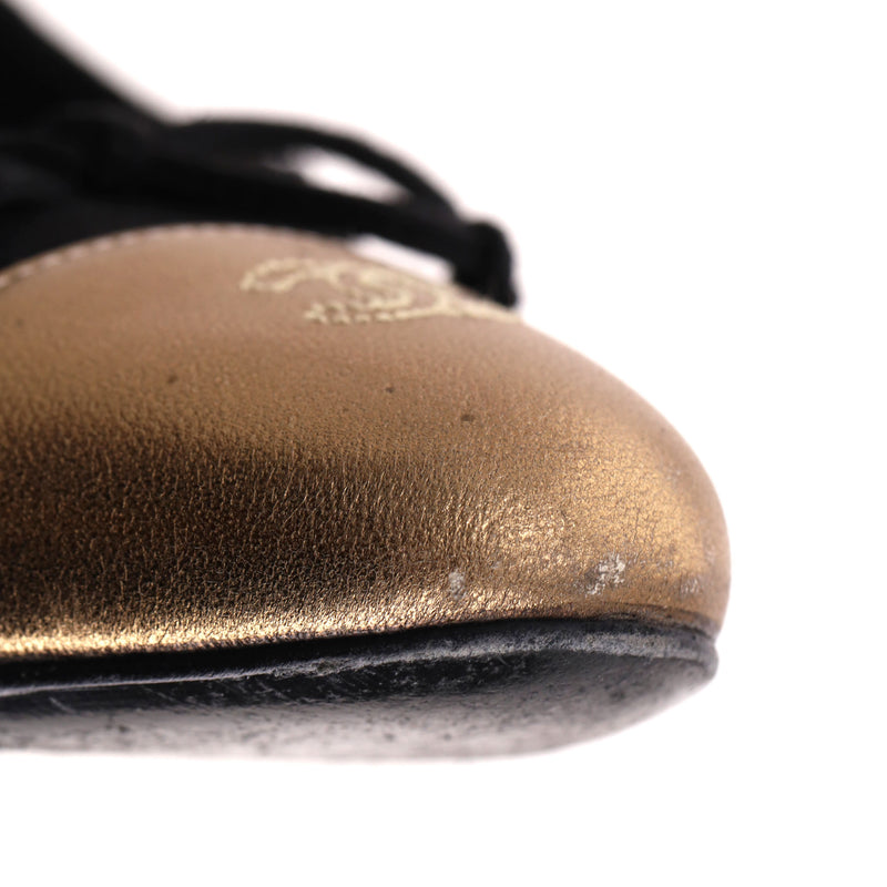 Chanel Suede Pumps With A Metallic 'CC' Logo Cap-Toe. Size 39.5