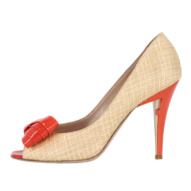 Fendi Raffia Peep-Toe Pumps With A Patent Leather Bow. Size 40