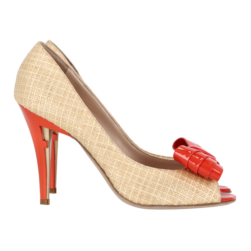 Fendi Raffia Peep-Toe Pumps With A Patent Leather Bow. Size 40