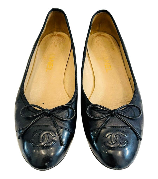 Chanel 'CC' Logo Leather Ballet Flat. Size 37.5