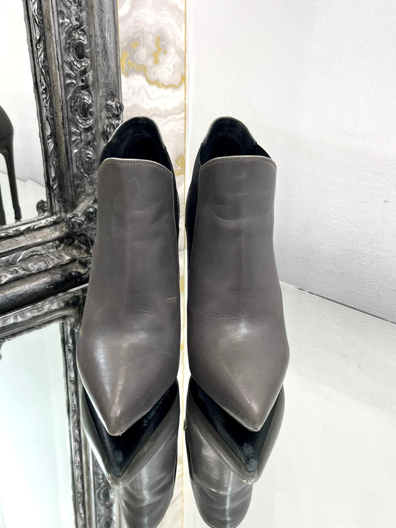 Saint Laurent Leather Ankle Boots. Size 35.5